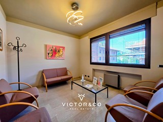 Ufficio in Vendita a Mondovì, 275'000€, 230 m², con Box