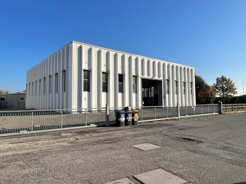 Capannone in Affitto a San Pietro in Casale, 2'800€, 700 m²