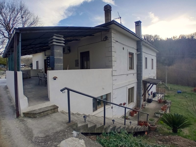 Casa Indipendente in Vendita a Manoppello, zona Periferia, 95'000€, 150 m²
