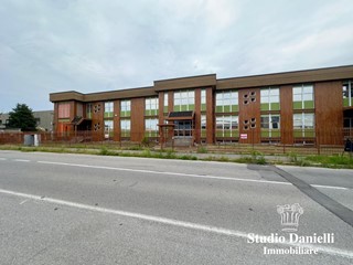 Ufficio in Affitto a Carate Brianza, 4'600&euro;, 688 m²