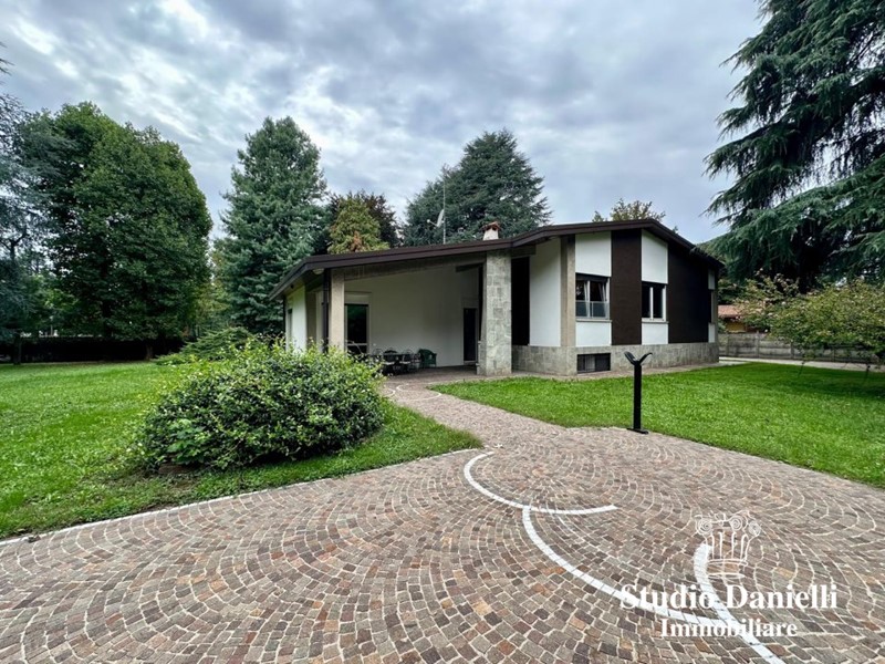 Villa in Vendita a Desio, 780'000€, 307 m²