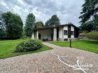 Villa in Vendita a Desio, 780'000€, 307 m²