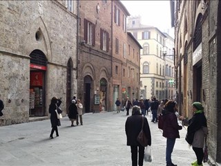 Immobile commerciale in Affitto a Siena, 155 m²