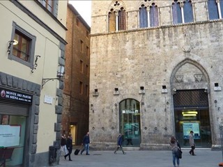 Immobile commerciale in Affitto a Siena, 100 m²