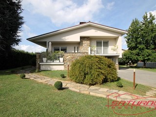 Villa in Vendita a Capannori, zona Marlia, 790'000€, 210 m²