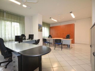 Ufficio in Affitto a Lucca, zona Arancio, 2'200€, 200 m²