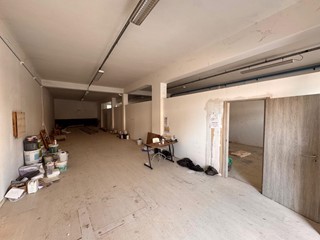 Immobile commerciale in Vendita a Ponsacco, 188'000€, 470 m²