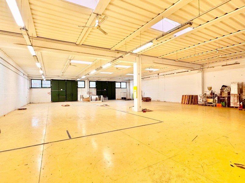 Capannone in Vendita a Ponsacco, zona Le Melorie, 345'000€, 780 m²