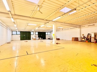 Capannone in Vendita a Ponsacco, zona Le Melorie, 345'000€, 780 m²