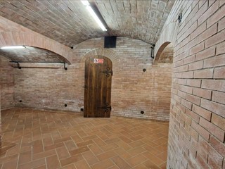 Immobile commerciale in Affitto a Siena, 1'100€, 115 m²