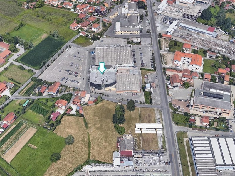 Negozio in Vendita a Pietrasanta, 255'750€, 124 m²