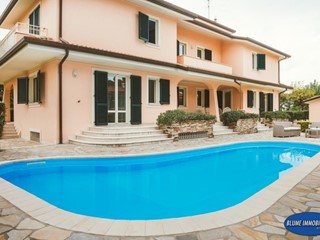 Villa in Vendita a Camaiore, zona Lido di Camaiore, 1'800'000&euro;, 550 m², con Box