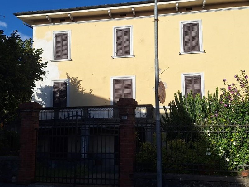 Villa in Vendita a Barga, 350'000&euro;, 250 m², con Box