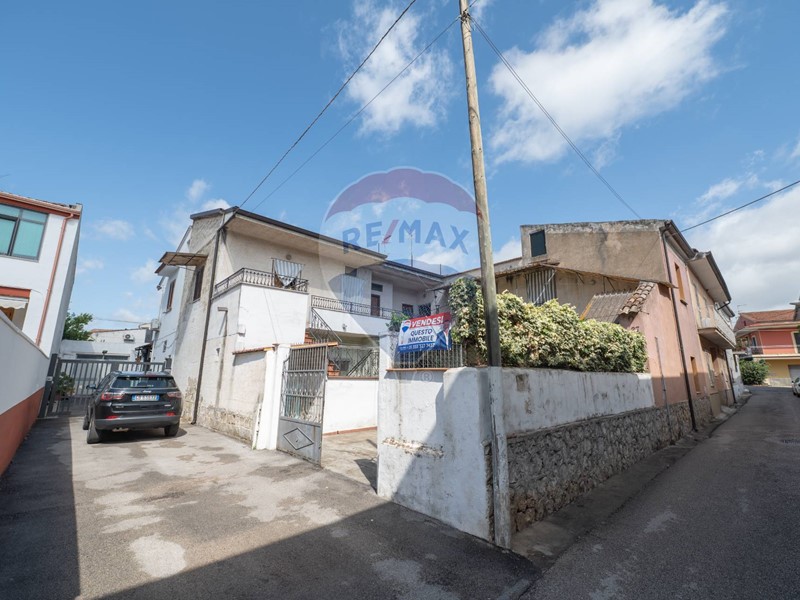 Casa Indipendente in Vendita a Carinola, 89'000€, 240 m²