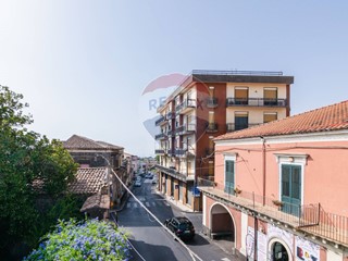 Appartamento in Vendita a Tremestieri Etneo, 200'000€, 245 m²