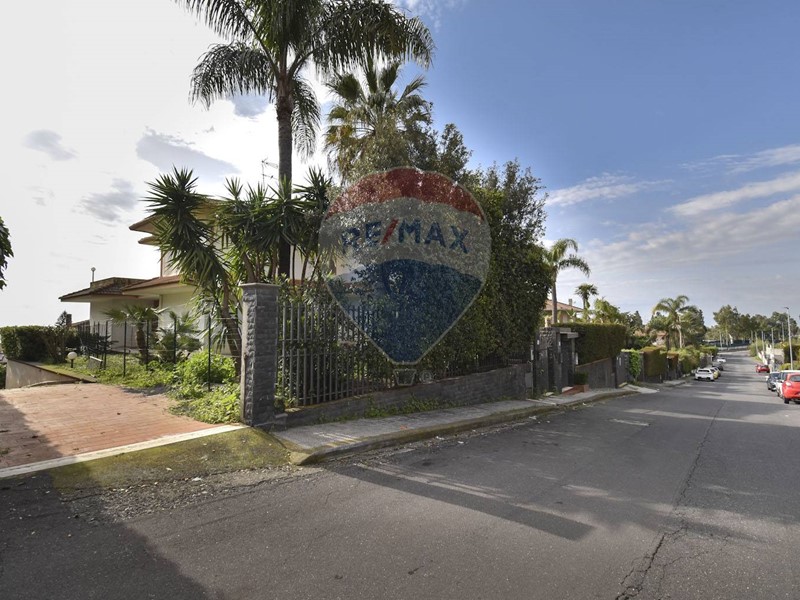 Villa in Vendita a Aci Catena, 350'000€, 330 m²