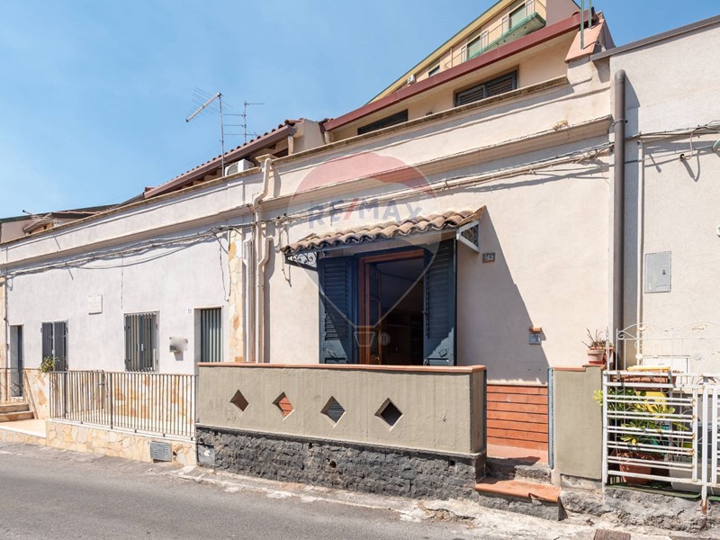 Casa Indipendente in Vendita a Catania, 155'000&euro;, 207 m²
