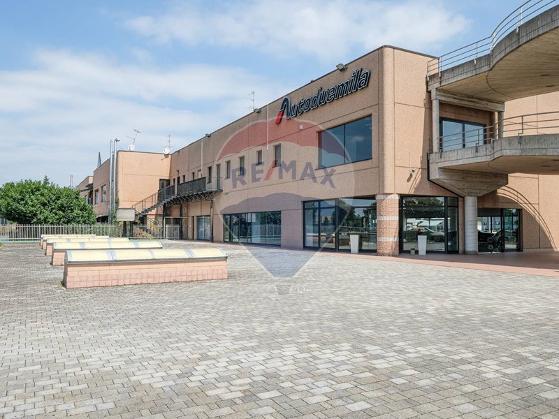 Negozio in Vendita a Cavernago, 2860 m²