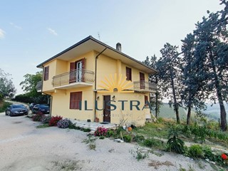 Casa Indipendente in Vendita a Offida, 230'000€, 250 m²