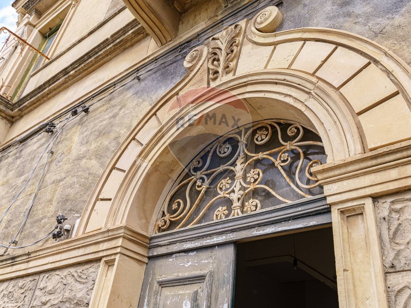 Casa Indipendente in Vendita a Nicolosi, 400'000€, 481 m²