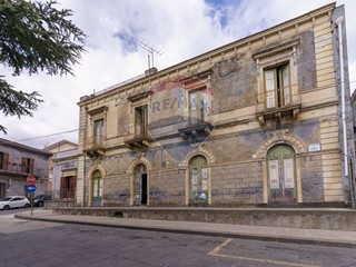 Casa Indipendente in Vendita a Nicolosi, 400'000€, 481 m²