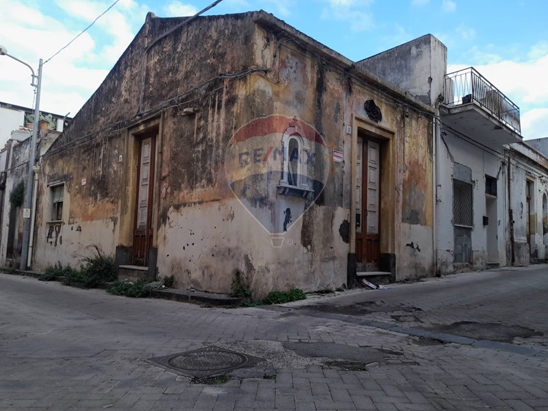 Casa Indipendente in Vendita a Riposto, 50'000€, 100 m²