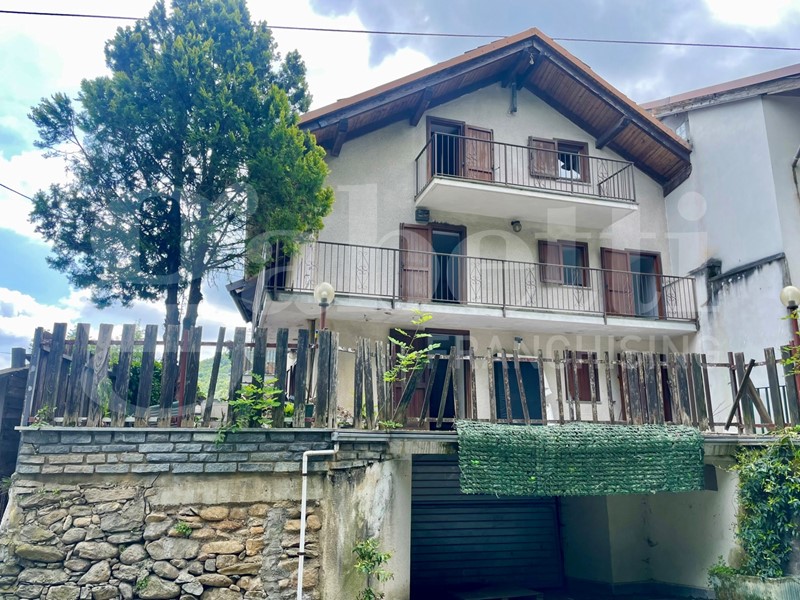 Casa Indipendente in Vendita a Giaveno, 140'000€, 221 m²