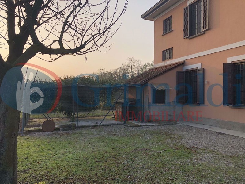 Casa Indipendente in Vendita a Locate di Triulzi, 800 m²