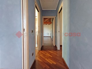 Villa in Vendita a Paruzzaro, 315'000€, 265 m²