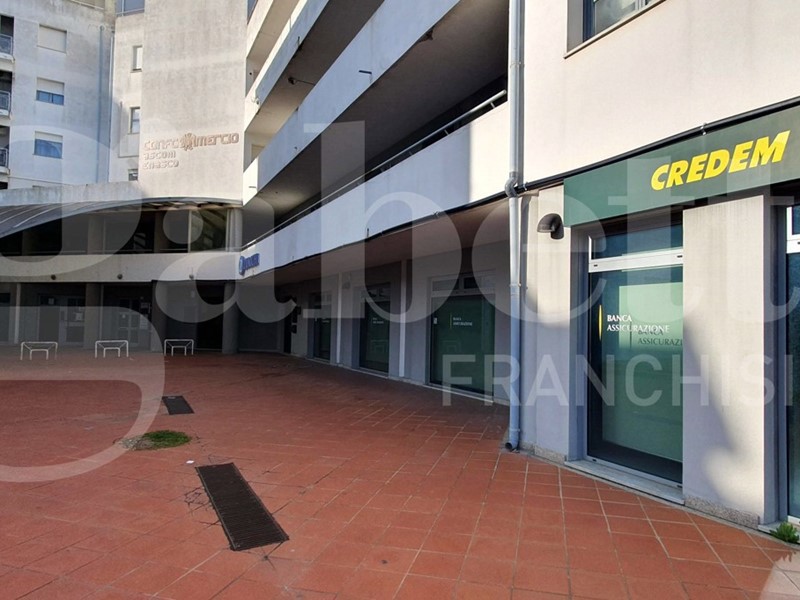 Ufficio in Vendita a Nuoro, 350'000€, 412 m²