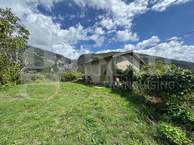 Casale in Vendita a Castello del Matese, 60'000€, 126 m²
