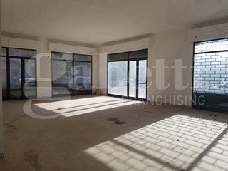 Negozio in Affitto a Bagheria, 1'200€, 150 m²