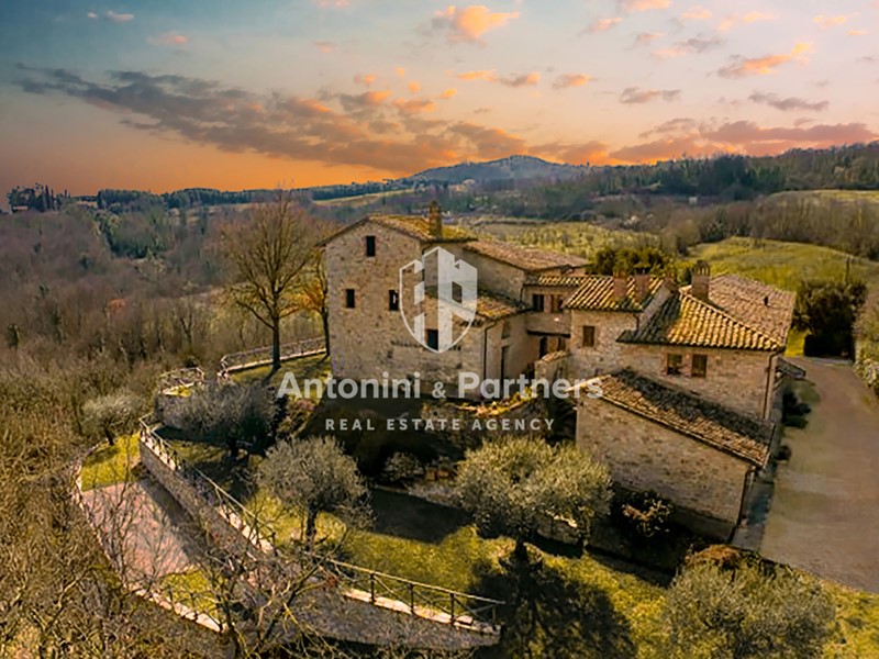 Casa Indipendente in Vendita a Todi, 1'190'000€, 600 m², con Box