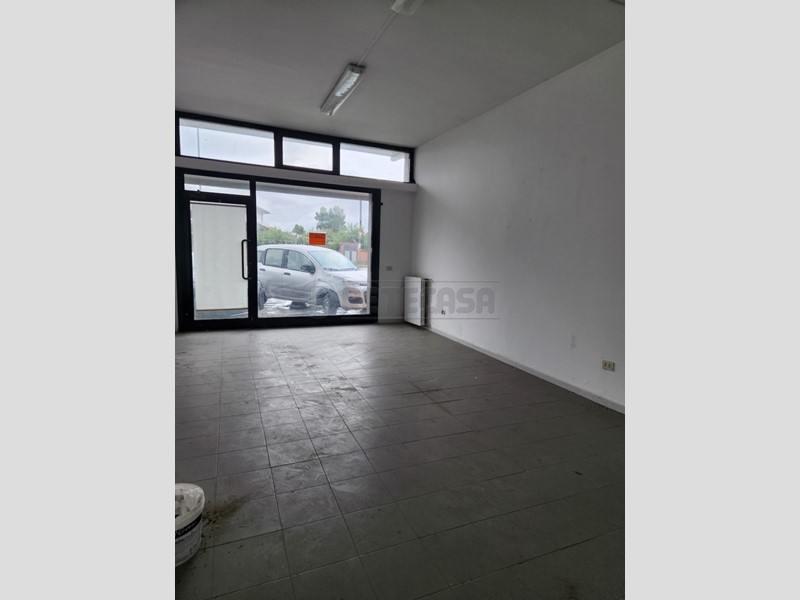Attività commerciale in Affitto a Santa Maria a Monte, zona Ponticelli, 650€, 90 m²