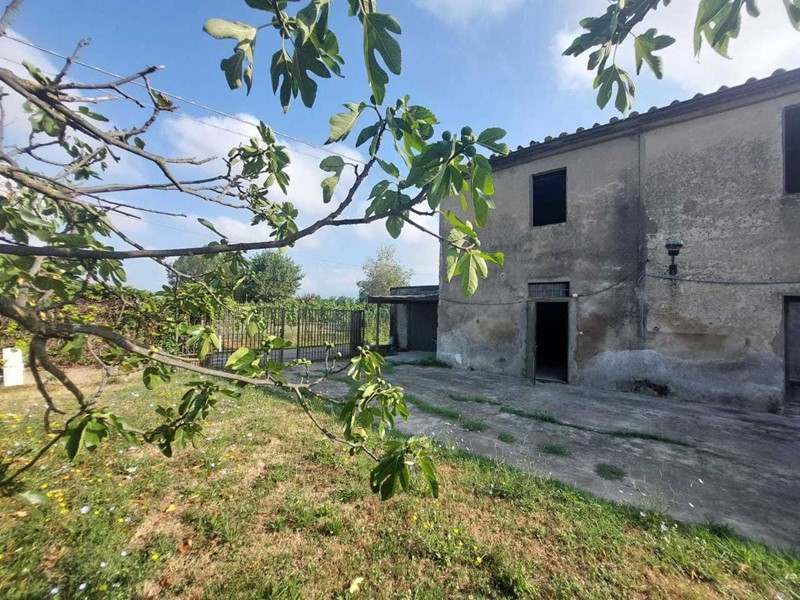 Casa Indipendente in Vendita a Prato, zona San Ippolito, 135'000€, 250 m², con Box