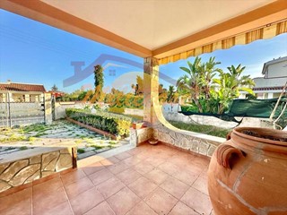 Villa in Vendita a Siracusa, zona Arenella, 112'000&euro;, 60 m²