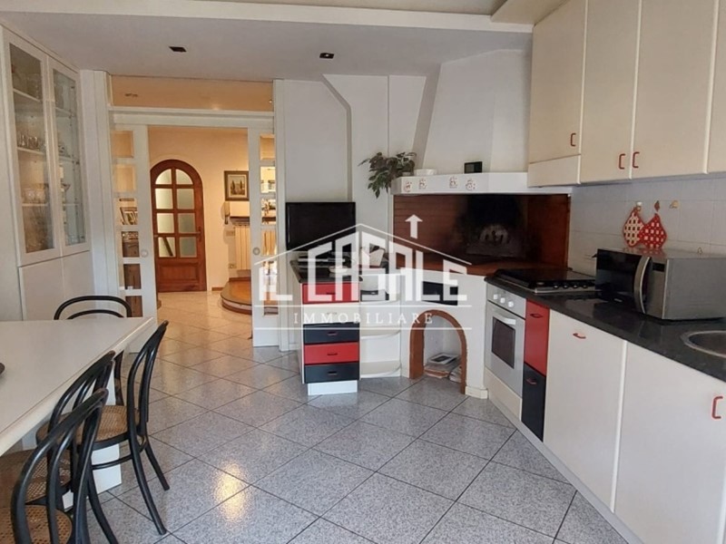 Appartamento in Vendita a Londa, zona Londa, 220'000€, 200 m²