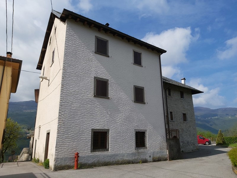 Casa Indipendente in Vendita a Berbenno, zona Capassero, 95'000€, 350 m²