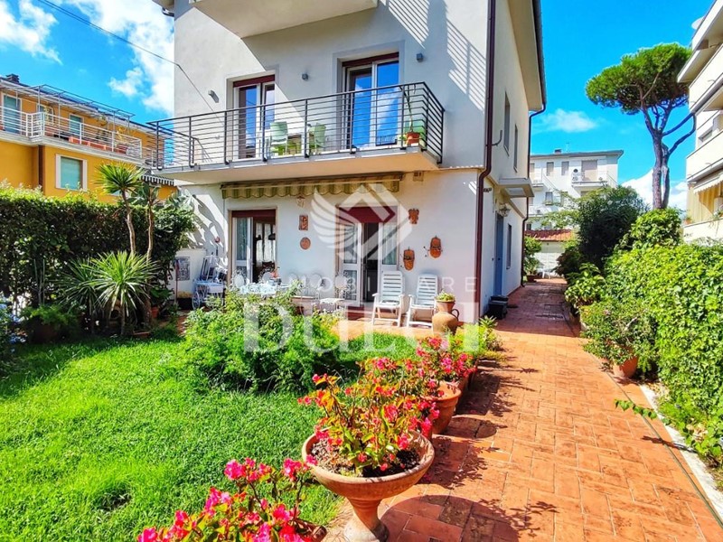 Appartamento in Vendita a Viareggio, 485'000€, 100 m², arredato, con Box