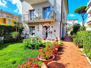 Appartamento in Vendita a Viareggio, 485'000€, 100 m², arredato, con Box