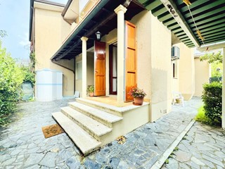 Villetta a schiera in Vendita a Pietrasanta, zona Fiumetto, 580'000€, 120 m², con Box