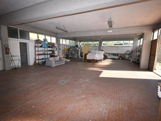 Immobile commerciale in Affitto a San Giuliano Terme, zona Pontasserchio, 1'200€, 175 m²