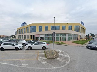 Negozio in Vendita a Cascina, 203'452€, 240 m²