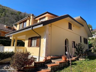 Villa in Vendita a Ascoli Piceno, 395'000€, 400 m²