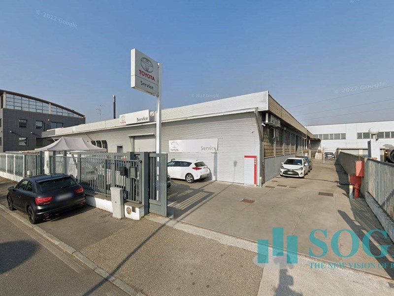 Capannone in Vendita a Rozzano, 450'000€, 400 m²