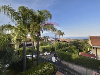 Villetta a schiera in Vendita a Aci Catena, 369'000€, 220 m²