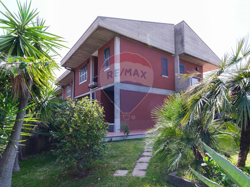 Villetta a schiera in Vendita a Tremestieri Etneo, 535'000€, 330 m²