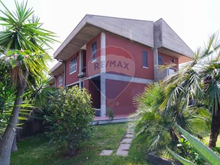 Villetta a schiera in Vendita a Tremestieri Etneo, 535'000€, 330 m²