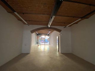 Immobile commerciale in Affitto a Cascina, 1'200€, 155 m²