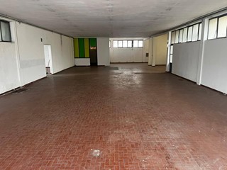 Immobile commerciale in Affitto a Cascina, 3'000€, 470 m²